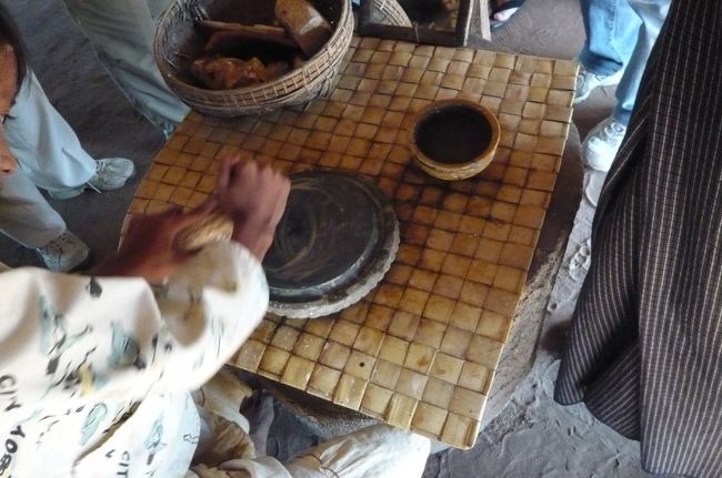 その横で　タナカ（ミャンマーの日焼け止め）を作っていました、　丁度　硯で墨をするようです。