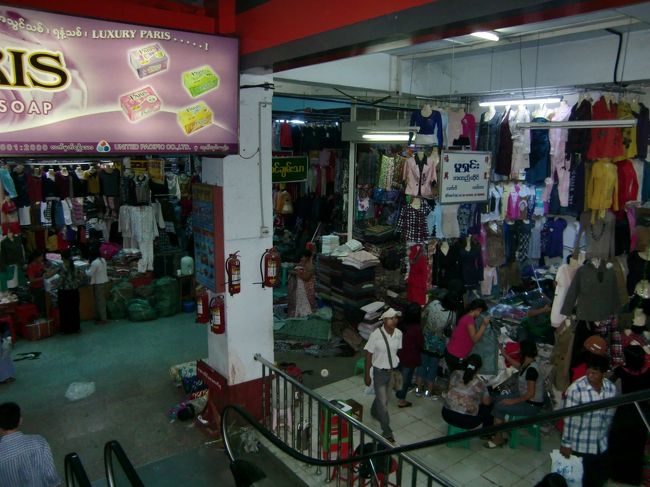 マーケットの中はちょっと暗い。<br /><br />２Fに行くと、半分くらいのお店が閉まっているようだ。<br /><br />２Fの済みのほうのフードコートで昼食。