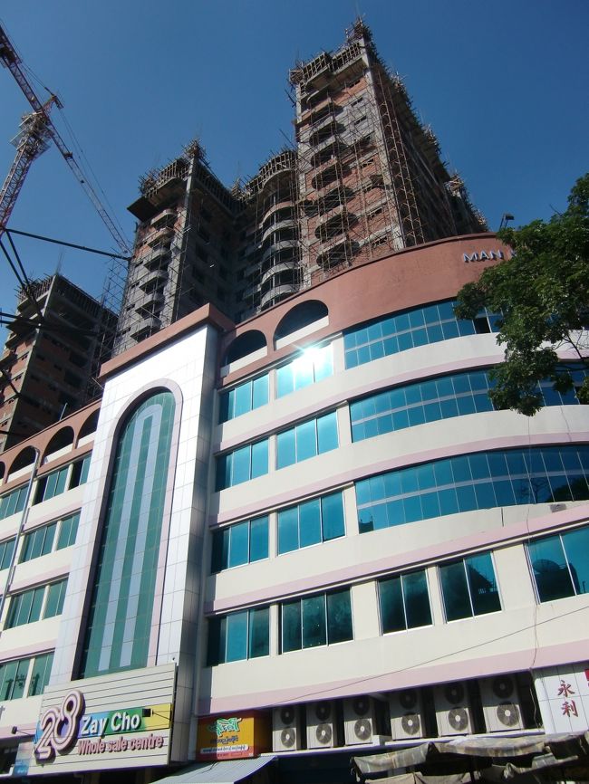 外では立派な建物が建設中でなんかバガンとの差が大きい。