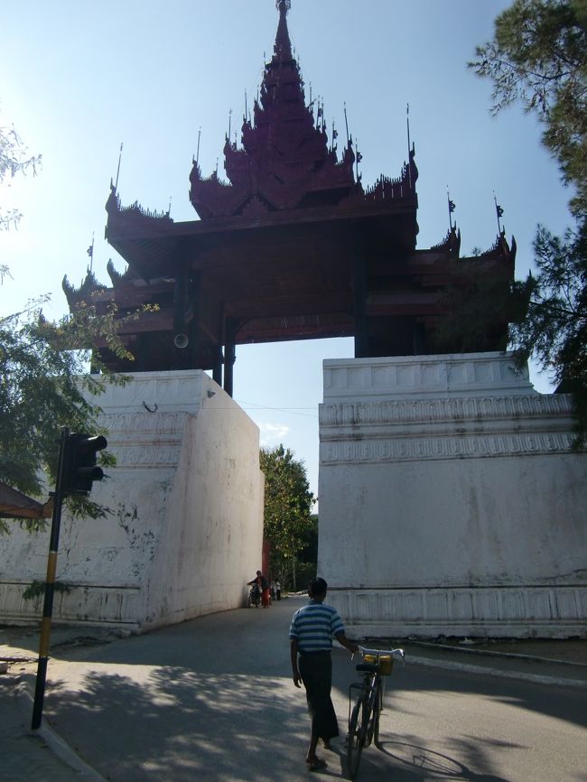 次は王宮を目指すが、これが結構遠い・・・<br /><br />東門しか出入りできないらしく、遠回りだ。<br />門の前でチケットを買って、門の通過時は自転車からは降りないといけないそうだ。