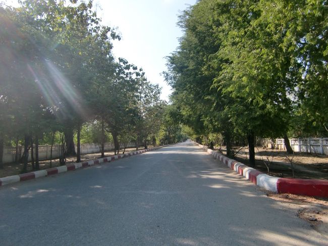 中は結構広くて、まっすぐ道が続く。