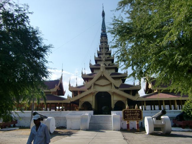 王宮は再建されたらしく、立派なもんだ。<br />しかし、広いだけって感じかな。