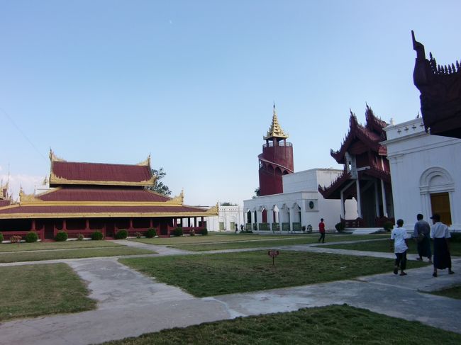 遠くから見ると、おっ！塔がある。