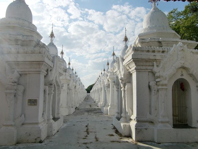 自転車にもどって、クドードォ・パヤー。<br />仏塔だらけ。。。。