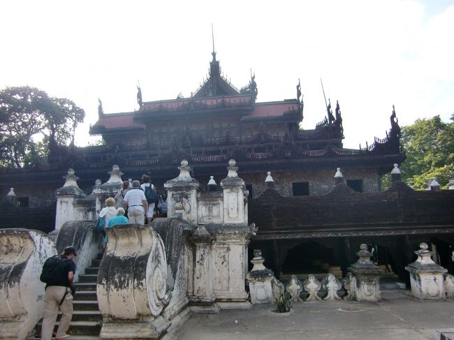 次はシュエナンドー寺院。<br /><br />木造建造物なので、なんか親しみやすい。