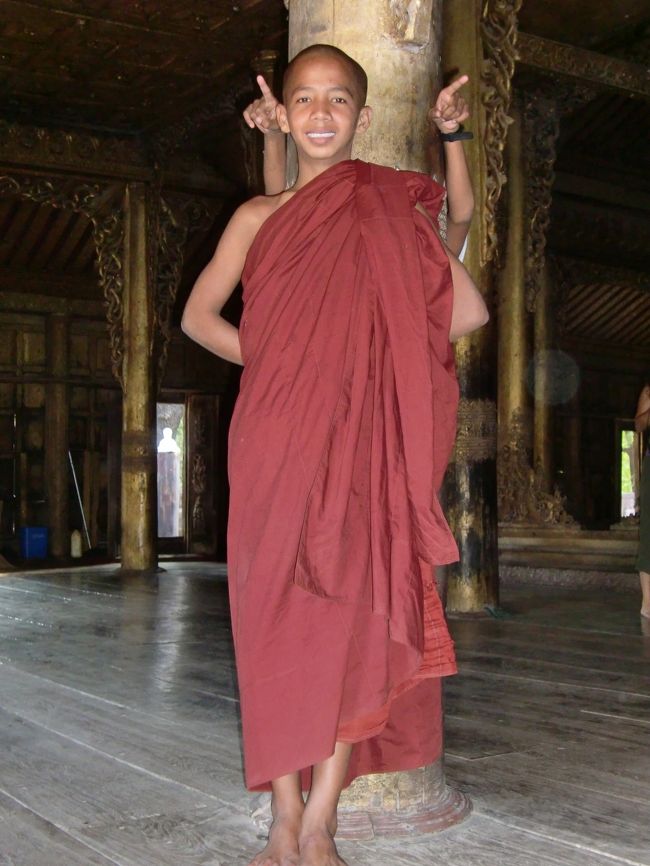 中の小坊主君とすこしコミュニケーション。<br /><br />話しながら彼らの写真撮ってると、周りの白人観光客も彼の写真を撮り始める。ちょっとしたスターだね。<br />