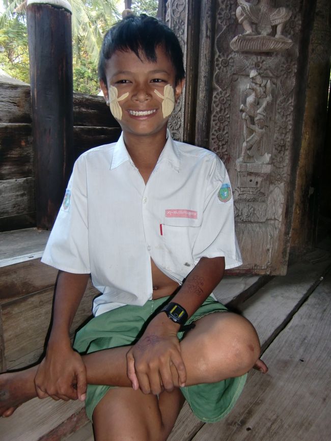 後ろの手はいたずらっ子？の犯人。<br />顔のタナカが光ってる！