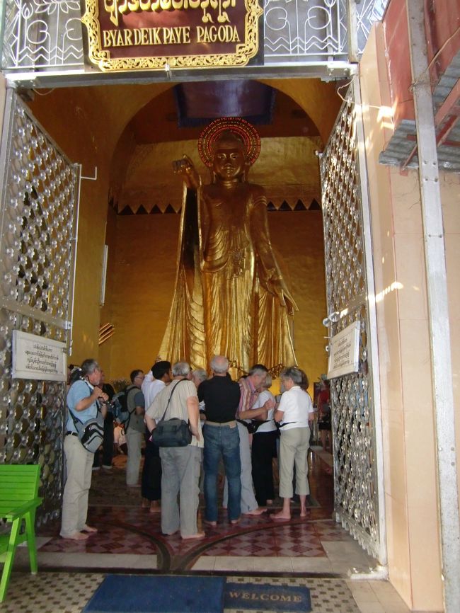 途中にはなんか指を刺してる立像なんかあったり。