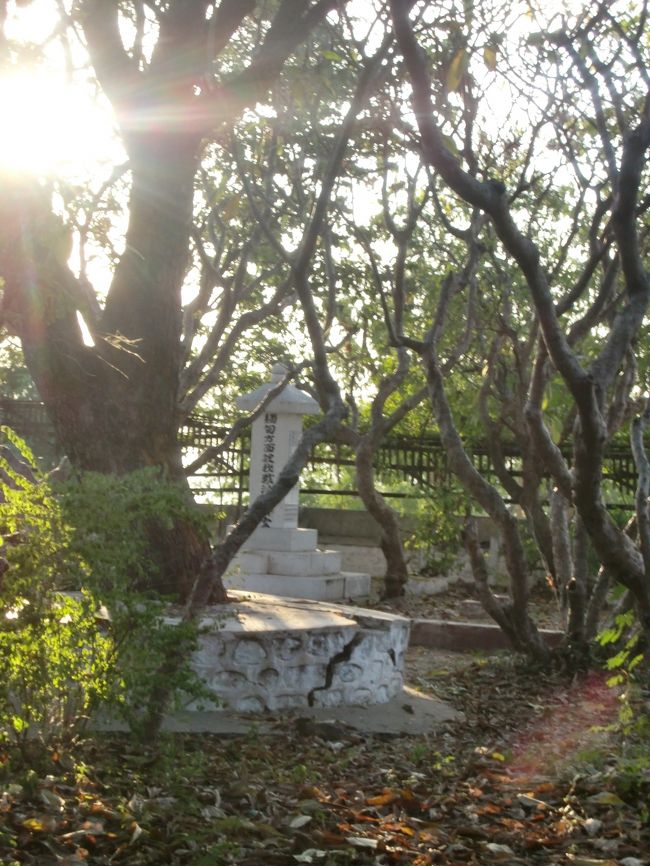 日本人慰霊碑があったりする。<br /><br />さっきの女の子はここの近くの女の子らしく、自分をここにつれていくと、母親らしいひとが、お線香をもってくる（1000K）。<br />ここを商売（生活）？の糧にしてるのかな？しかし、それでこの慰霊碑が守られてるなら、それはそれでいいことなんだろう。