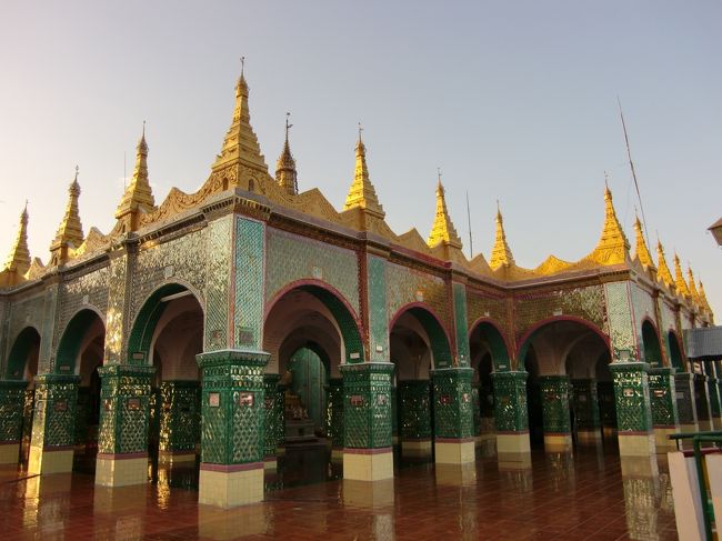 途中、ここが頂上かな？ってところが何箇所かあるのだが、まだまだ続く・・・<br /><br />そんなこんなで、やっとこさ、頂上到達。<br />キンキラの寺院だ。床はワックスがきいてて、やたらとすべる。