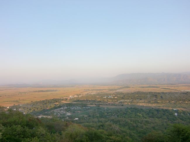 眺めはさすがにいいけど。<br />まだ夕日には少し早いかな。<br /><br />ここでAさんと再会。