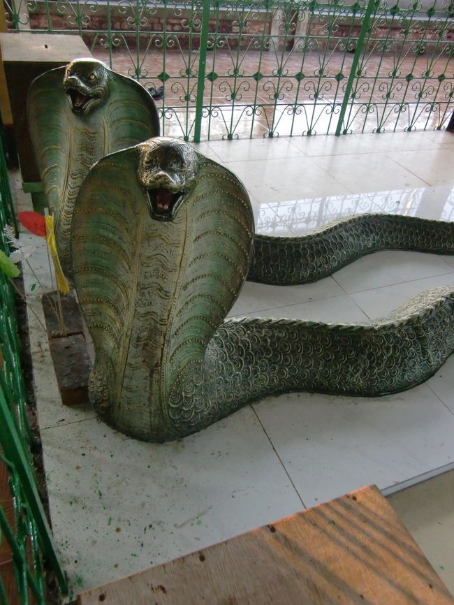 裏にある、蛇の像をチラッと見て、、、