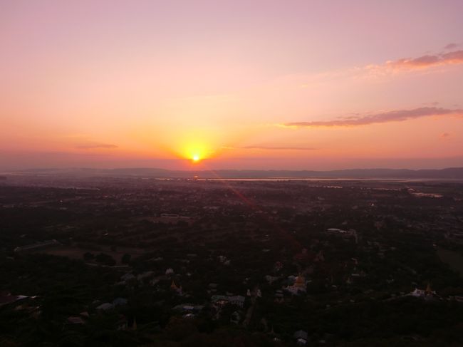 ぼちぼち夕日がきれいになりだした。<br /><br />バガンよりも太陽が大きく見える。<br /><br />夕日を見て、Aさんと下におりて、食事に。Aさんが人形劇を見たいということで、近くのレストランで食事をとる。<br /><br />オーナーの弟と言う人が案内とか、するのだが、基本的にあんまり働かない。まあ、どこでも同じか？