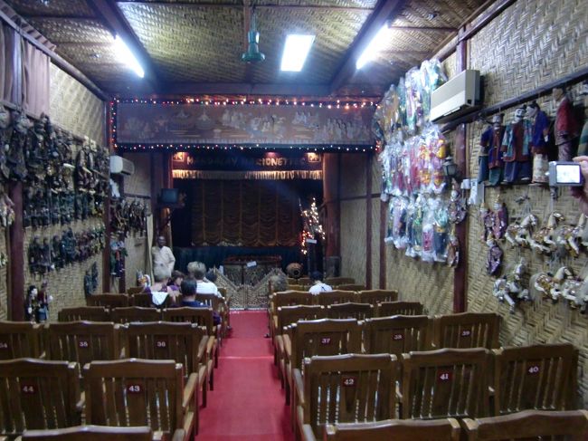 20:30からの人形劇（$8）<br />Aさんいわく伝説の人形劇師らしい（そう書いてあったと）。それも80歳くらい。<br /><br />会場はこじんまりとして50人もはいれば満員だ。<br />