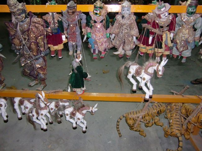 外にはお土産用の人形も売っている。<br />$5からで、一番大きいので$30と意外と安い。