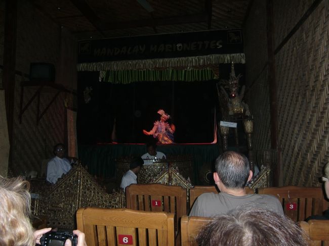 いよいよ開園。<br />客は15人くらいかな。<br /><br />始めのうちは、人間が踊ってる・・・？