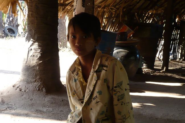 この可愛い娘が作っていました。　頬に付けて貰ったら、ひんやり！　