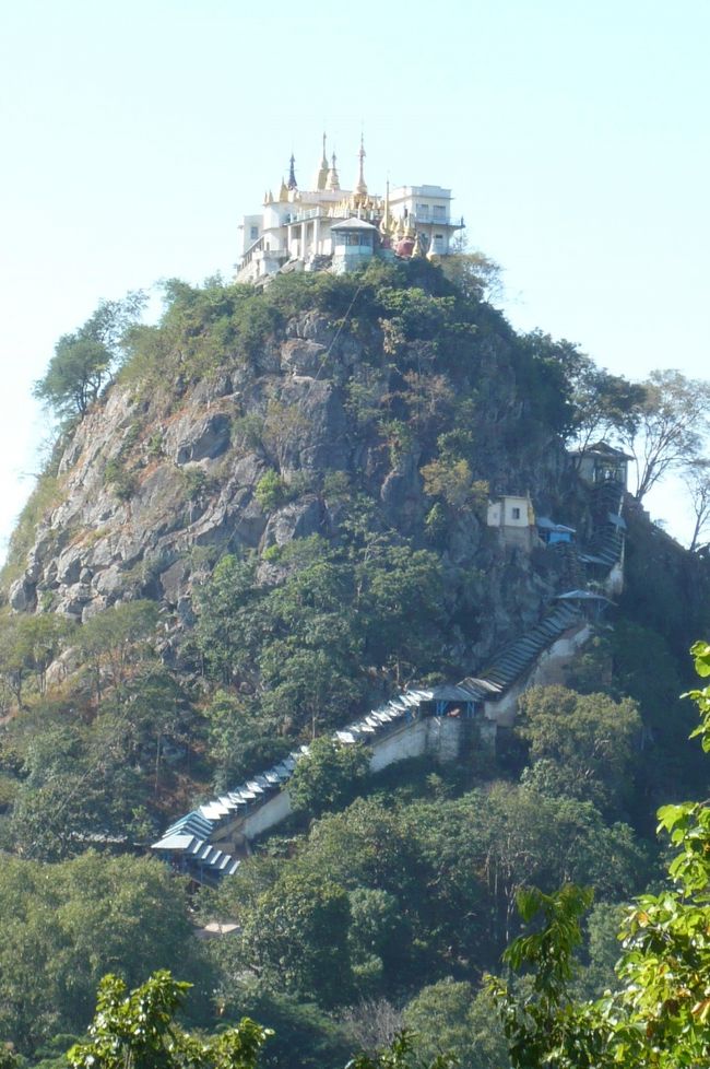 これが目指す　ホッパ山　山の上が聖地になっています。　　写真を写していると、沢山の子供達が　”ホッパ石　ホッパ石”と売りに来る、見ると　卵より少し小さな　丸っこい石。　耳元で振ると、カラ　カラッと　赤ちゃんのガラガラみたいな音がする。<br />でも私がこの石を振ってもねー　（歳は？）