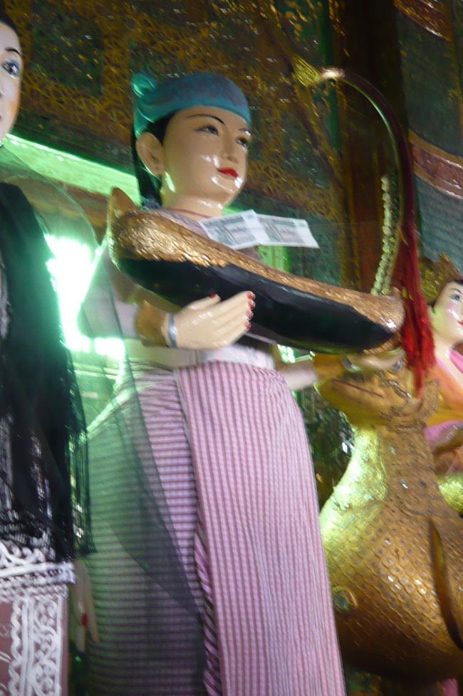 登山口にある寺院の精霊神　竪琴を持って。