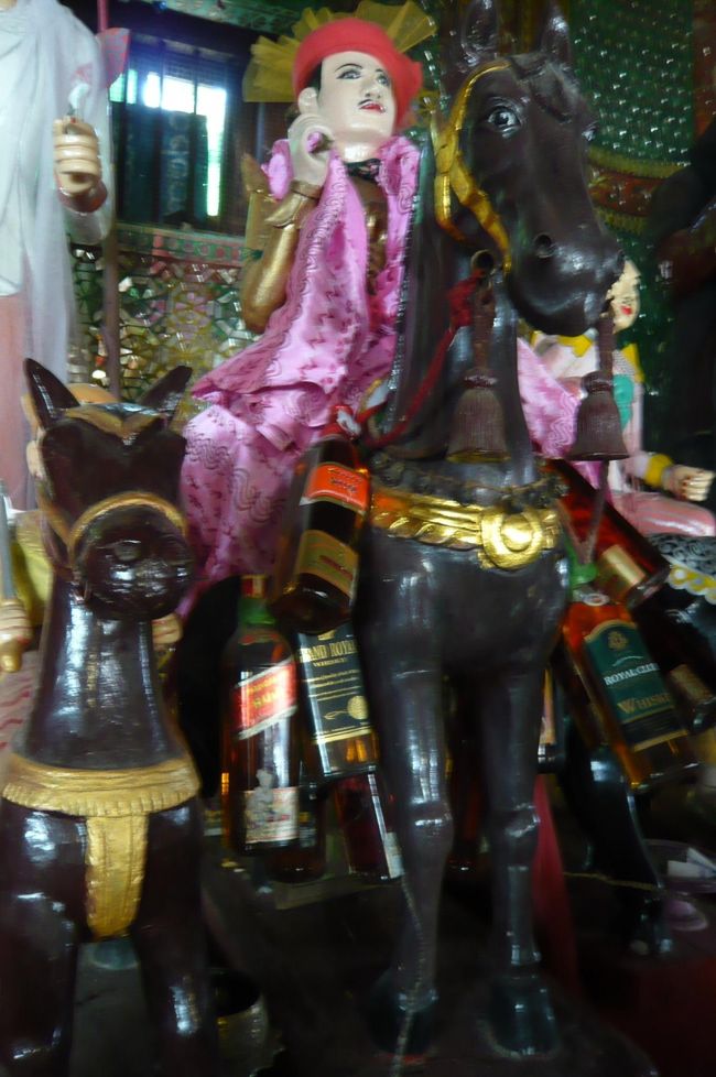 こんな神もいました、　凄いですねー　この酒瓶。