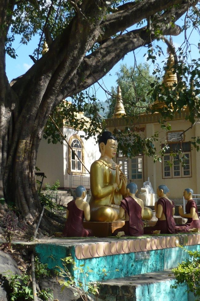 ホッパ山を登ると、　途中に菩提樹の樹と釈迦　その弟子達の像が。