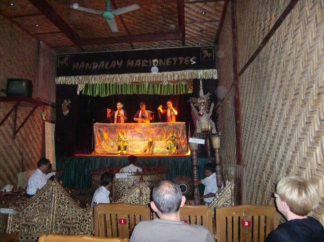 たまに上の幕が開いて、人形を操ってるのが分かる。<br /><br />結構動きが大きくて面白い。