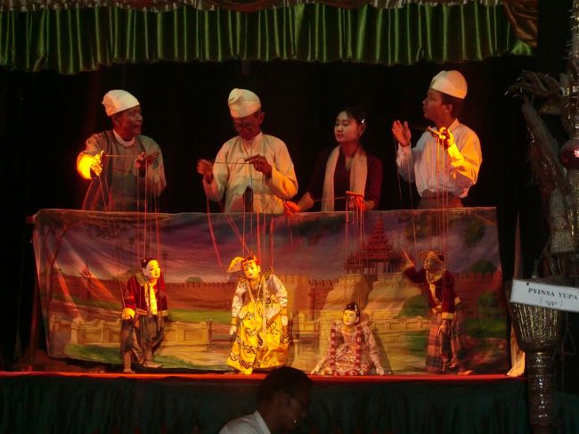 最後のほうになってきて、いよいよ伝説の操り師登場！<br /><br />なんかよく分からんが、掛け合いの中での劇のようだ。言葉は分からんが、なかなか面白い！