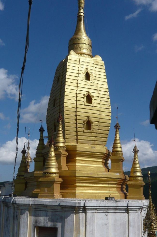 青空に映えてきれいですが、　登山口から裸足ですので、　小石が足の裏にささって痛い！！