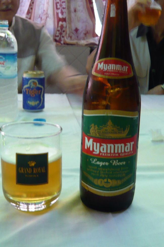 山を下りて、昼食。　ミャンマー風中華です。　ビールは２０００チャット。