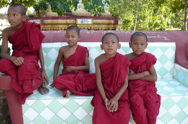 可愛いお坊さんが沢山、　５〜７歳位でしょう。