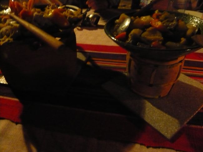 夕食は戸外で、伝統舞踊を見ながら、　とにかく暗くて、どんな料理か見えない！　こちらの方々は皆さん凄ーく　視力が良い！　いままで、眼鏡の人を見ていない。　コンタクトなのか？<br />とにかく夕食が終わる、　オープンエアーは気持ちよいが、暗かった！　ビールは３５００チャット。　