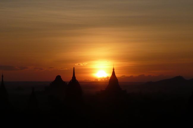１１月２３日<br />　早朝　近くのシュネーゴンパヤーに行き、朝日を浴びる　パガン遺跡群を見る。広大な台地に沢山のパヤー、　観光客も沢山！