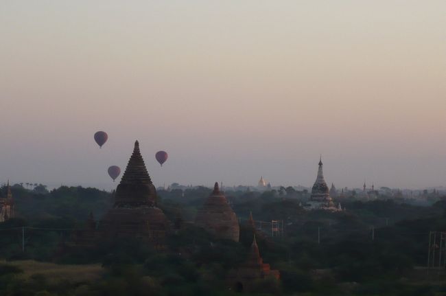 明るくなって来ました。　気球も見えます。　無数の遺跡の上を、フーンワリ　　気持ち良さそう