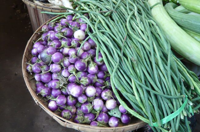 今朝は　ニャンウー市場の見学から、　暖かいので、立派なインゲンとナス、　