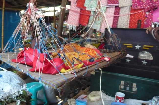 店先で赤ちゃんがおやすみ中。