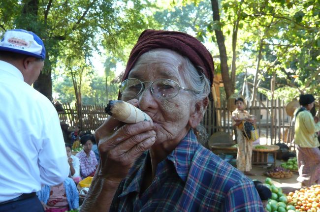 こんなお婆さんも、　こちらの葉巻は有名だとか。