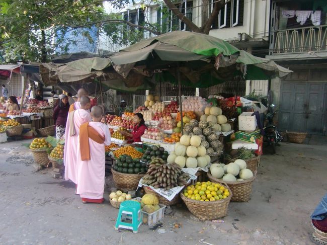 朝6時半に目が覚める。今日はミングォンだ。<br />朝食をとって、チェックアウト。荷物はホテルに預けていく。<br /><br />昨日道端で話しかけてきたミャンマー人は、インワ、ミングォン、ザガイン、アマラプラを一日バイクタクシーで回れると言ってた。しかし、ミングォン行きの船に乗りたかった（ミャンマーで船に乗れるタイミングがここしかなかった）ので、船でミングォンにしたのだ。<br /><br />朝、自転車でゆっくり市場をまわりながら船着場を目指す。朝の賑わいだ！<br />いろんな果物を買う、尼僧。