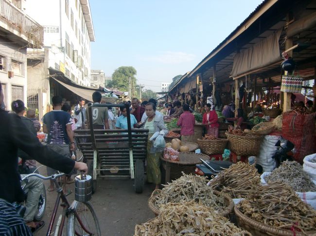 所狭しとならぶ品物に、それを買う人々。<br /><br />たまに、この中を車が通るから、収拾がつかない。いやはや、大したもんだ。