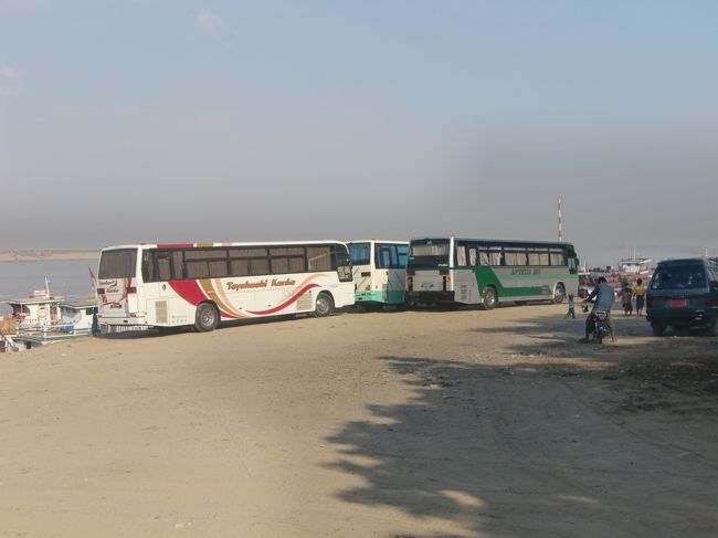 そんな、喧騒の市場を抜けて船着場へ。<br /><br />そこに止まってたバスが、豊橋鉄道と遠州鉄道。浜名湖あたりの観光地に来た気分だ。