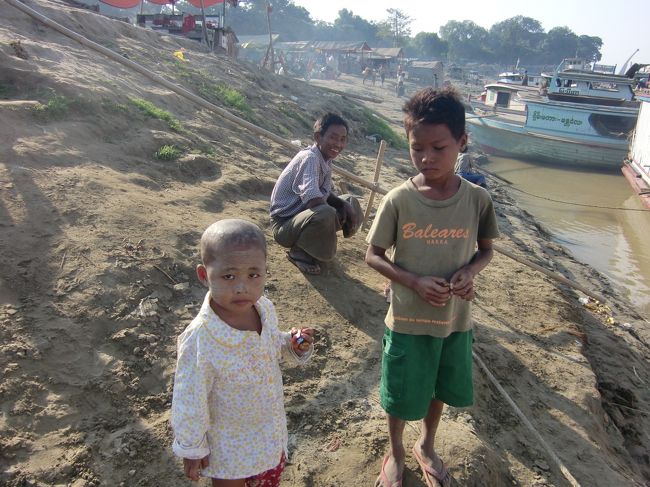 船着場は自然のまんま。<br />そこに地元の人も朝の散歩？