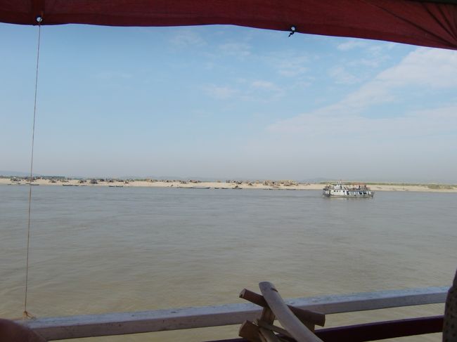 船の上でまたまたAさんに再会。<br /><br />ちょっとまっていると、船がゆっくり動きはじめる。<br />同じ様な船が隣を行く。<br />この船は基本的に外人専用らしい。<br /><br />船は一階が住居になっているようだ。