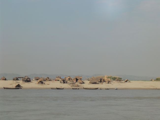 岸には人が住むための家だろうか？