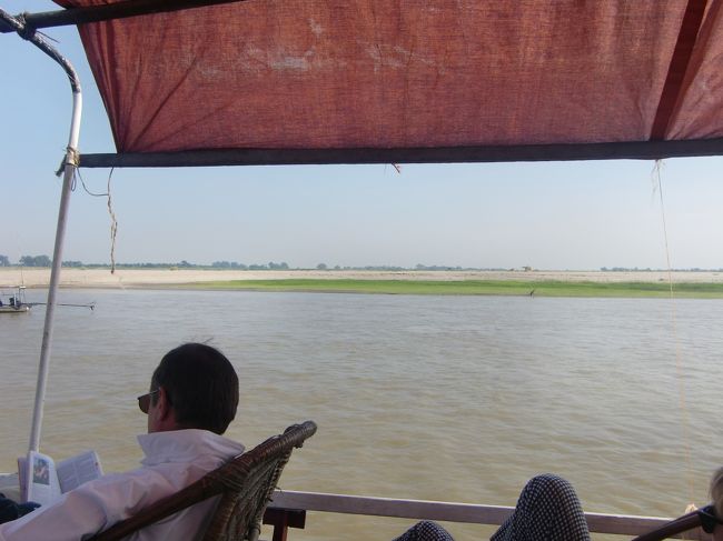 こっちの青いところは稲、つまり田んぼだ。<br />なんとも自然のまんま。