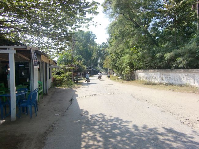 上陸して、田舎道をとぼとぼと。