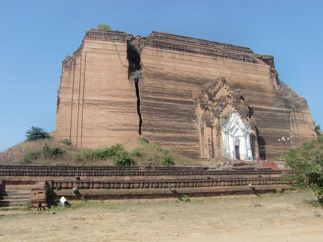 5分くらいでミングォン・パヤー到着。<br /><br />崩れかけというより、崩れている・・・<br />中には一応仏像もあるけど、まあ時間の問題か？<br /><br />上に登れるらしいので、ここでも旅人の性だと、Aさんといいながら登っていく。<br />