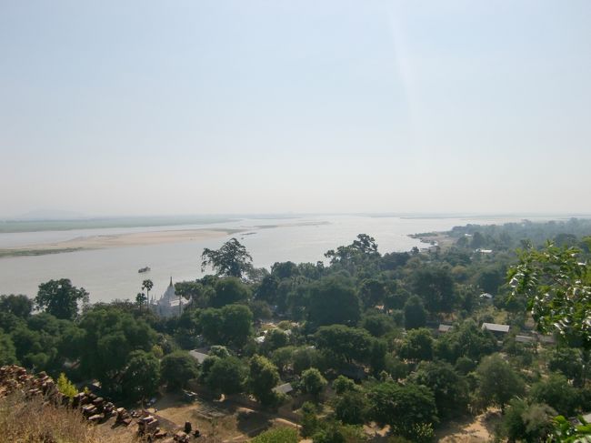 上からの眺めはなかなか。<br /><br />マンダレーの町もかすかに見える。