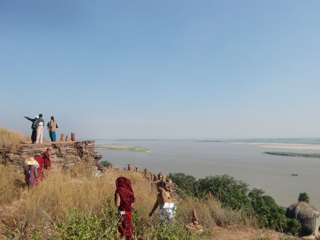 ミャンマー人も観光で来ているようだ。<br /><br />しかし、あちらこちらが崩れて、クレバスになっているので、恐ろしく危なっかしい。