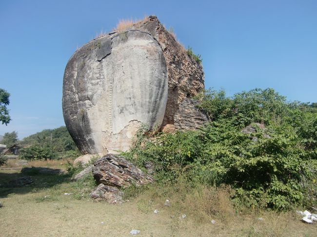 パヤーの上から見えたなんか丸っこい石を見に、川近くまで降りてみる。<br /><br />ガイドブックには崩れたライオン像だそうだ。ウォーズマンの頭みたいだ。