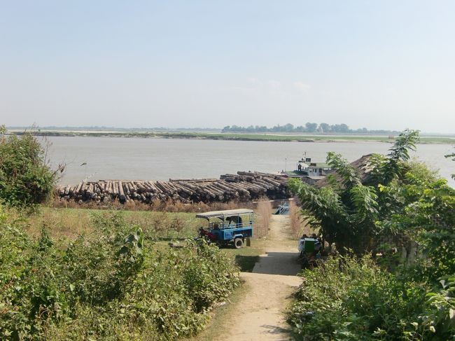 川べりには木材を満載した運搬船がいた。<br /><br />ほかにもいかだを組んで木を運んでいる船なんかも見える。