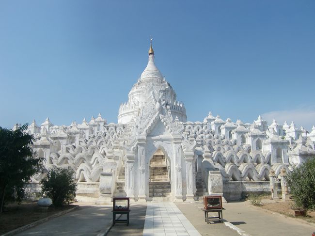 シンビューメェに到着。<br /><br />真っ白な仏塔だ。<br />これも階段があって登れるので、懲りずに登ってみるが、上の景色は何にも見えない。<br /><br />しかし風が気持ちよく涼しいところなので、ここでAさんと別れて、自分はちょっと休憩。<br /><br />ウトウトしながら、ボーっと・・・